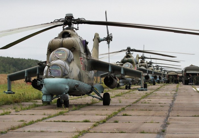 Phi đội Mi-24 đang chờ được tiếp đạn, tên lửa